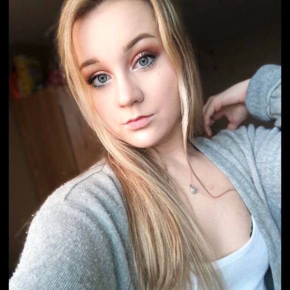 Profile Picture of Tia Molek (@tiamolek) on Poshmark