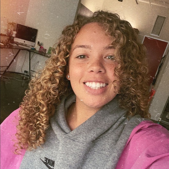 Profile Picture of Shaylana Hayes (@shaaayy33) on Poshmark