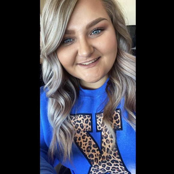 Profile Picture of Lindsey Poppas (@linds1123) on Poshmark