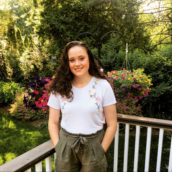 Profile Picture of Hannah Samuelson (@hes13) on Poshmark