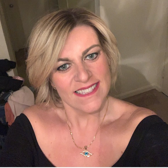 Profile Picture of Lisakhaya Arlingtonnissan (@lisakhayaa) on Poshmark