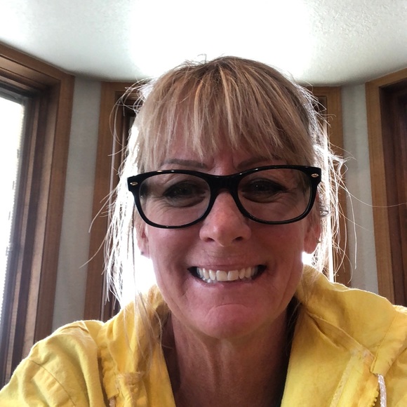 Profile Picture of Dee Cooley (@deeanncooley3) on Poshmark