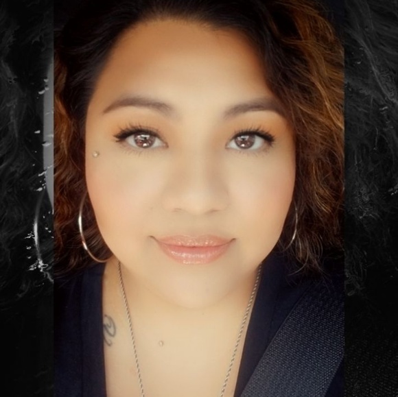 Profile Picture of Lea Eaglin (@leaeaglin) on Poshmark