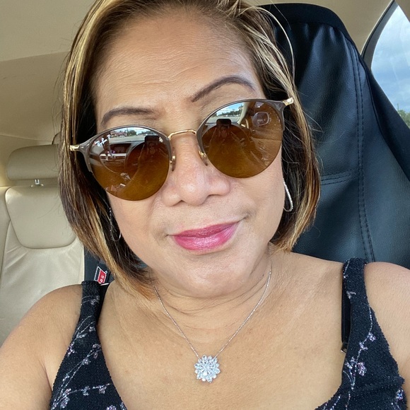 Profile Picture of Fely Dedousis (@dedousgs) on Poshmark