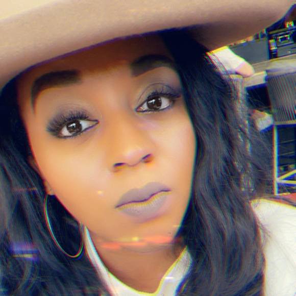 Profile Picture of Danielle Dumas (@kwall2) on Poshmark