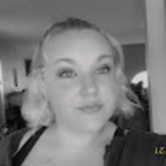 Profile Picture of Kaylee Greenham (@kayleewavie) on Poshmark