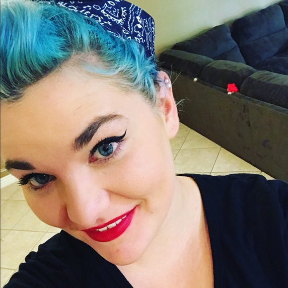 Profile Picture of Davia Buchacher (@davilah1993) on Poshmark