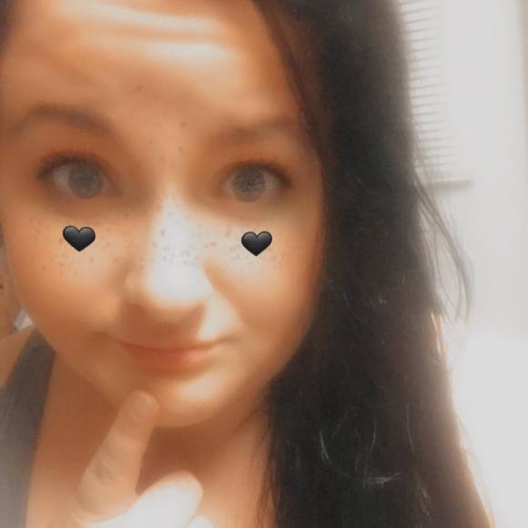 Profile Picture of Lauren Carney (@laurensarah7) on Poshmark