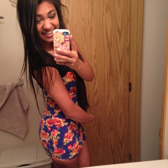 Profile Picture of Marina Rowen (@marinaroseee) on Poshmark