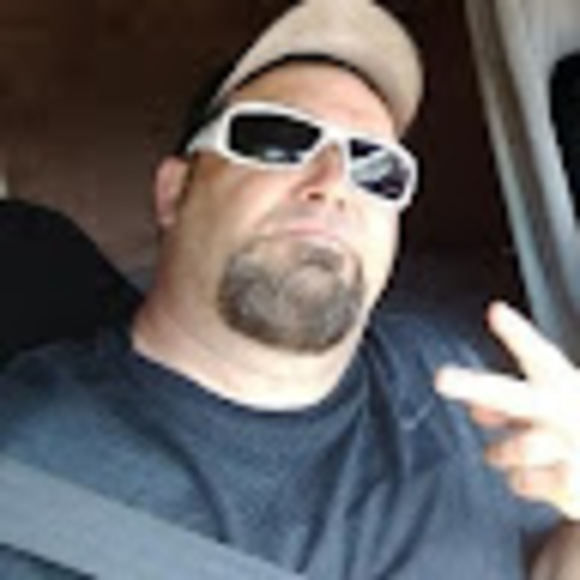 Profile Picture of Robert Ellender (@robellender23) on Poshmark