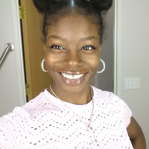 Profile Picture of Ebony Escoe (@kittymama92) on Poshmark