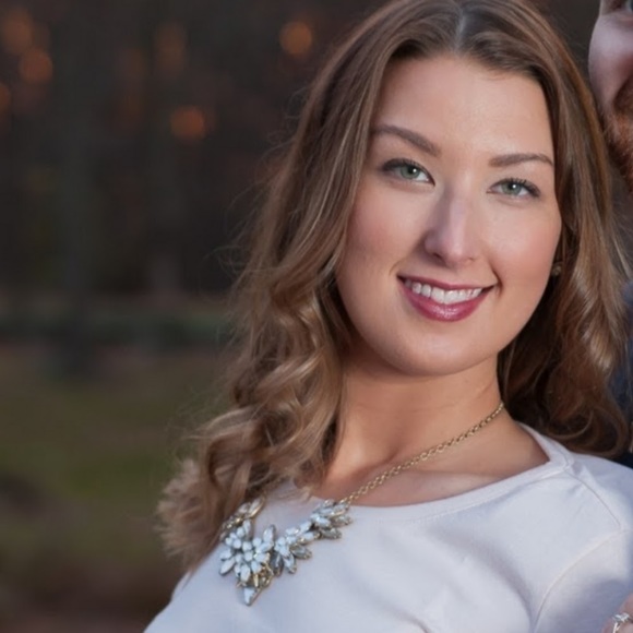 Profile Picture of Ashley Toffey (@toffeya1) on Poshmark