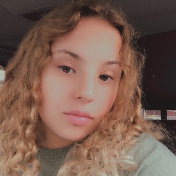 Profile Picture of Sophia Belsenich (@sophiabels) on Poshmark