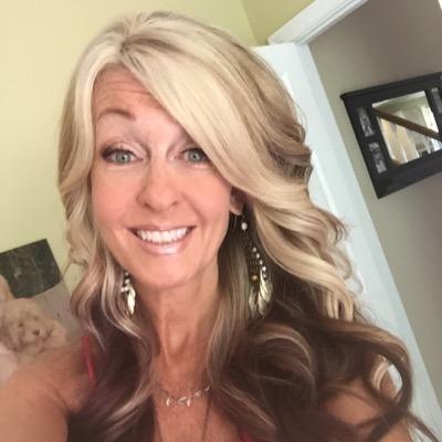 Profile Picture of Bonnie Collins (@BonnieBcdesign) on Twitter