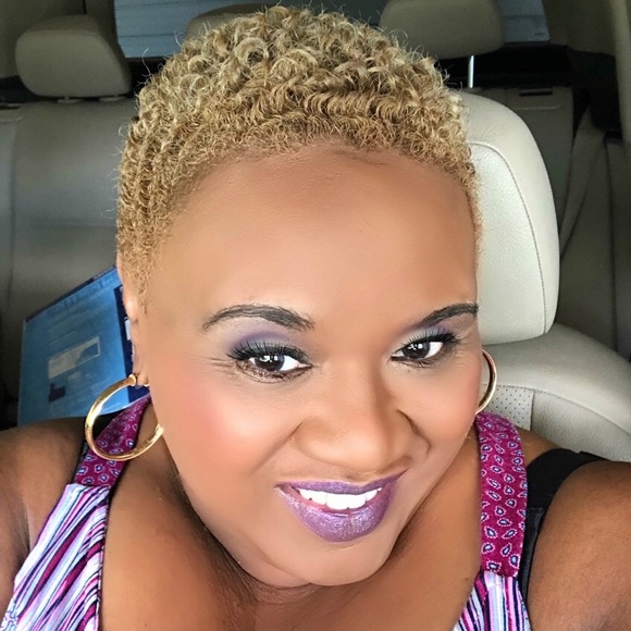 Profile Picture of Joanetta Cole (@joanettacole) on Poshmark