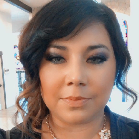 Ali Vandriel - Poshmark Profile Picture of Ali Vandriel (@avandriel) on Poshmark