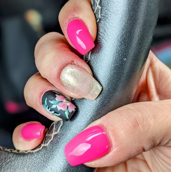 Profile Picture of Traci Peloso (@tracilyn83) on Poshmark