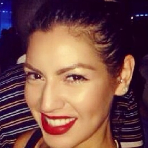 Profile Picture of Giselle Cintron (@gizzy8) on Poshmark