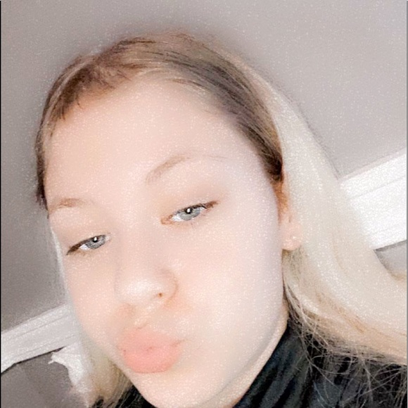 Profile Picture of Madison Bendler (@madisonbendler) on Poshmark