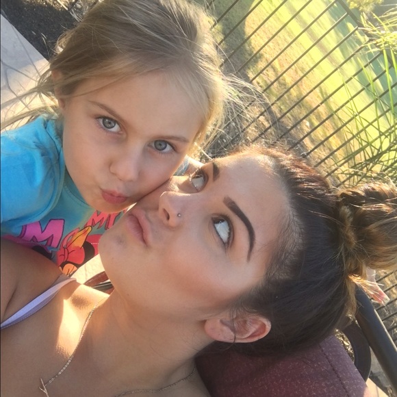 Haley Knowles - Poshmark Profile Picture of Haley Knowles (@womannblack_) on Poshmark