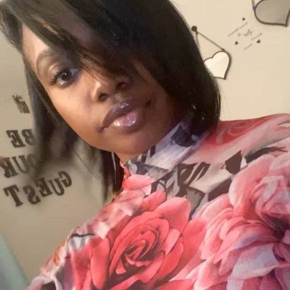 Profile Picture of Azia Hollins (@aziahollins06) on Poshmark