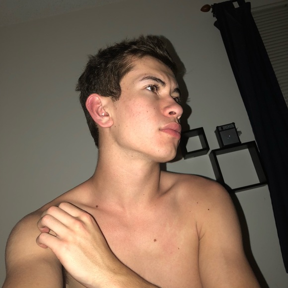 Profile Picture of Michael Powers (@mikeyinabag) on Poshmark