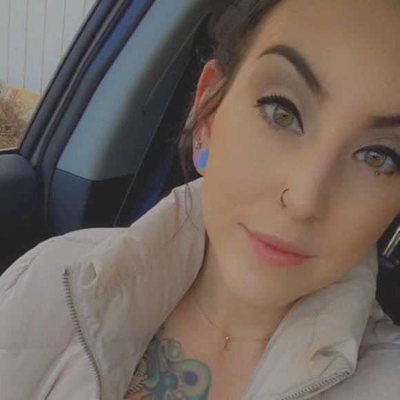 Profile Picture of Toriana Jacobson (@toriana62491) on Poshmark