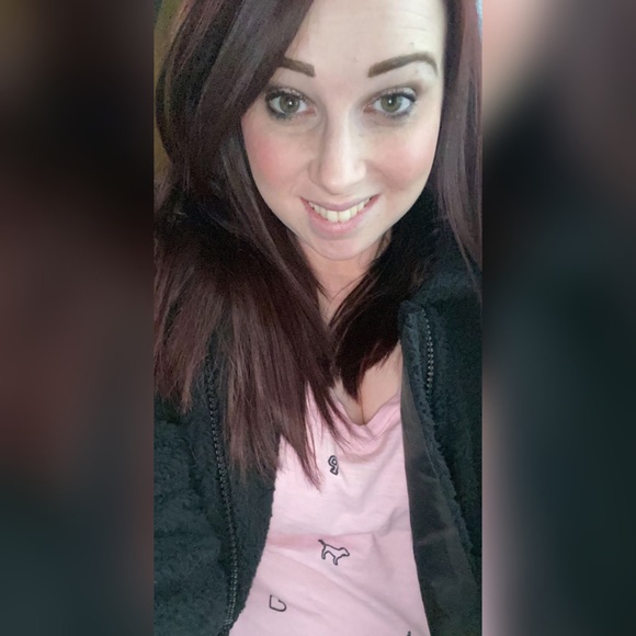 Profile Picture of Stephanie Boross (@sboross) on Poshmark