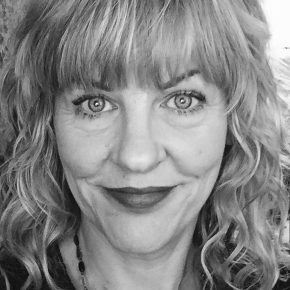 Profile Picture of Lisa Asher (@findyourstyle) on Poshmark
