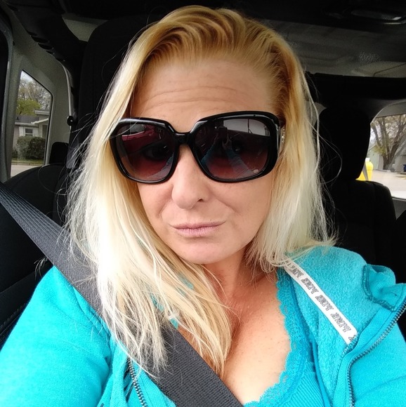 Profile Picture of Tesa Malsack (@irishgemini77) on Poshmark