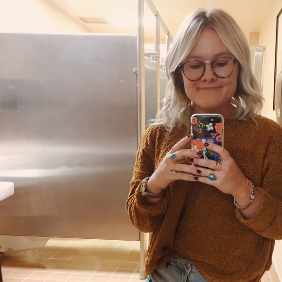 Profile Picture of Annie Holdsworth (@annieholds) on Poshmark