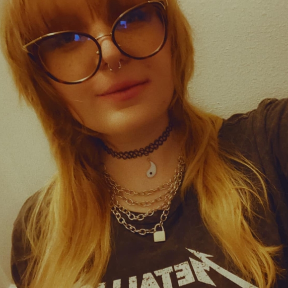 Profile Picture of Kylee Hunnewell (@kyleesmiley123) on Poshmark