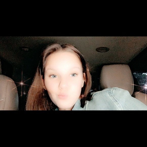 Profile Picture of Olivia Lowery (@olivialowery1) on Poshmark