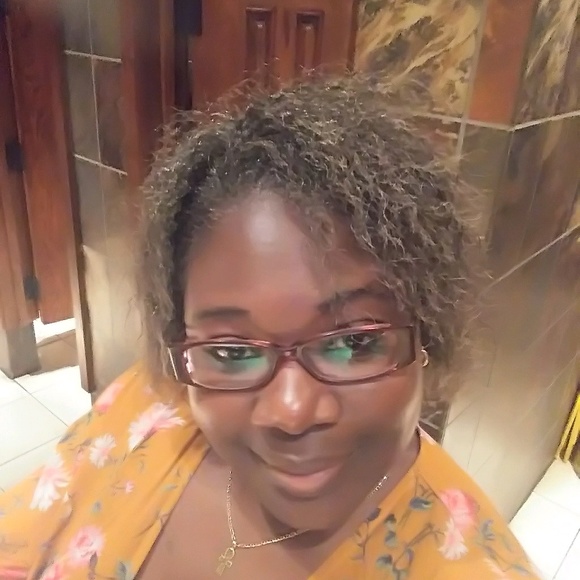 Profile Picture of Danyle Bronner (@danylebronner04) on Poshmark