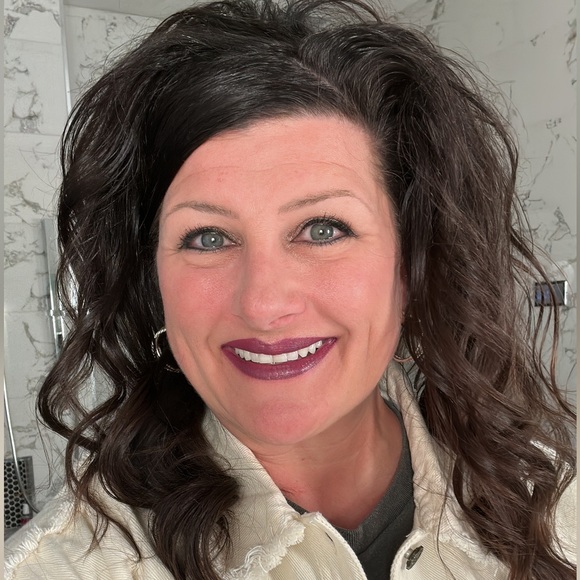 Profile Picture of Jenny Degrave (@jdegrave) on Poshmark