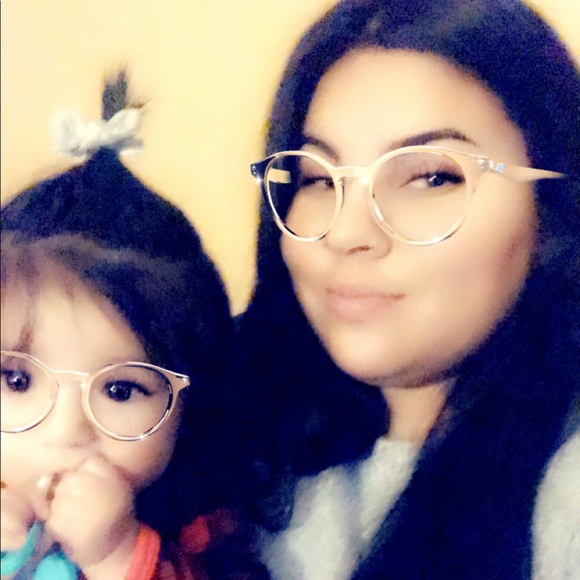 Profile Picture of Cecilia Robles (@cecyy2015) on Poshmark