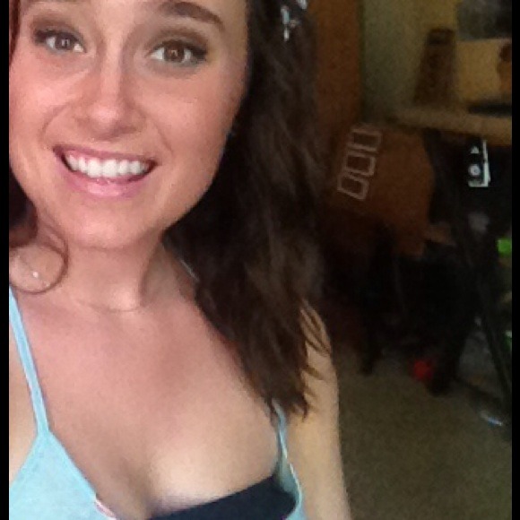 Profile Picture of Danielle Vickers (@danielleallyn) on Poshmark