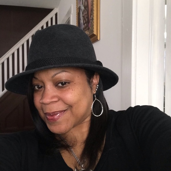 Profile Picture of Latanya Carter (@latanyacarter) on Poshmark