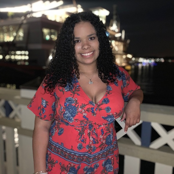 Profile Picture of Kayla Neavins (@kayla_neavins) on Poshmark