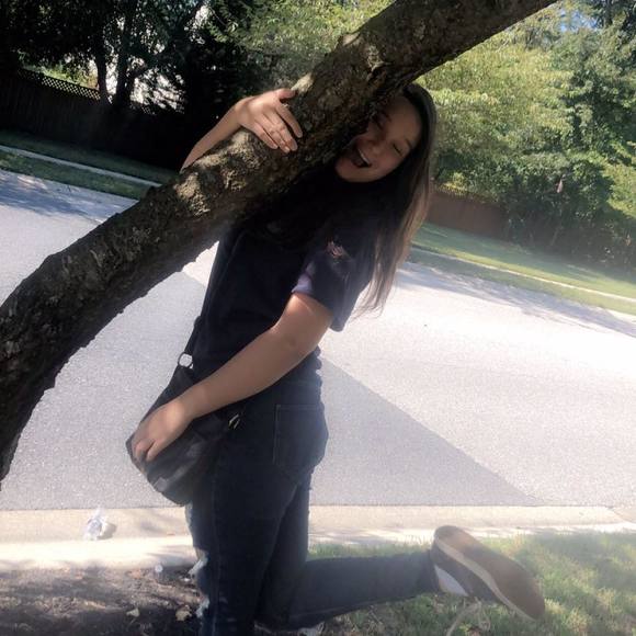 Profile Picture of Sommer Striner (@strinersommer) on Poshmark