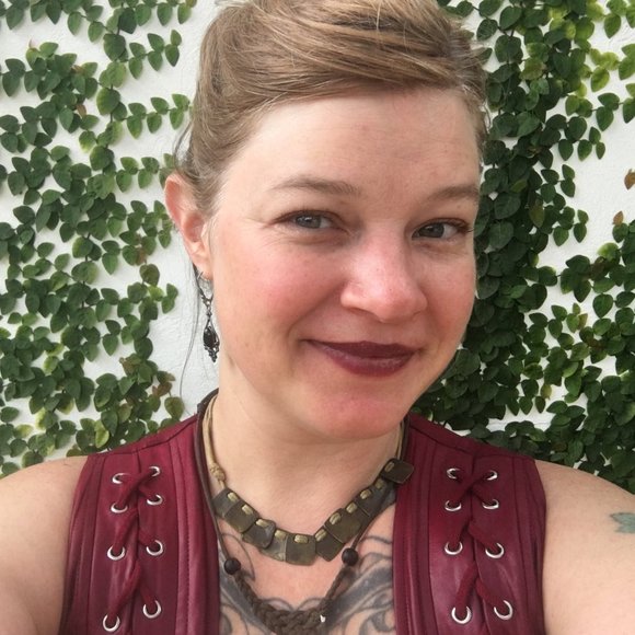 Profile Picture of Lisa Shoemaker (@lisashoemake400) on Poshmark