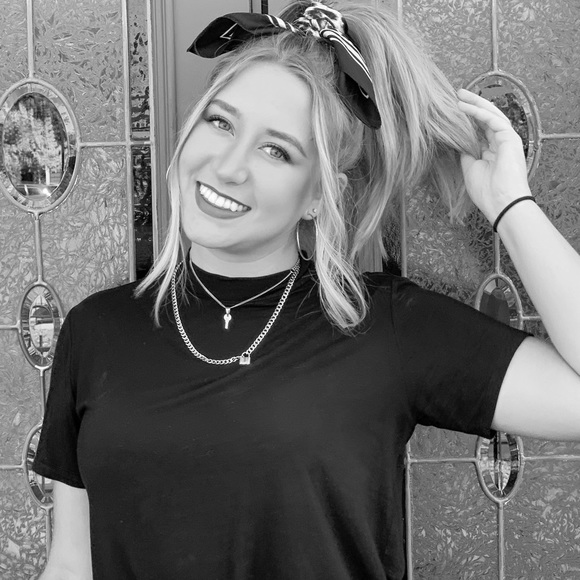 Profile Picture of Hannah Varnum (@hannah_varnum) on Poshmark