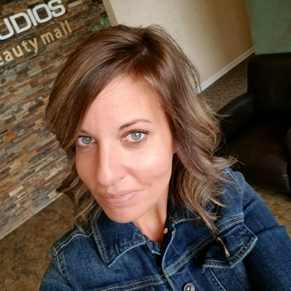 Profile Picture of Rebecca Hansen (@rhansen06) on Poshmark