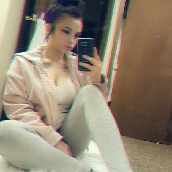 Profile Picture of Brianna Knapp (@bribriknapp) on Poshmark