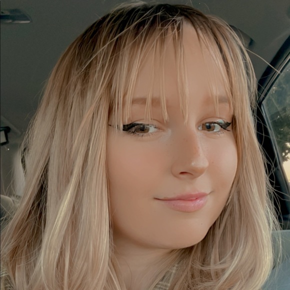 Profile Picture of Lauren Warling (@bumblebitchy) on Poshmark