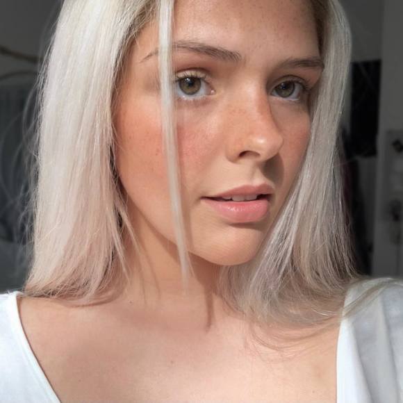 Profile Picture of Carly Vanhoeve (@carlyvanhoeve) on Poshmark