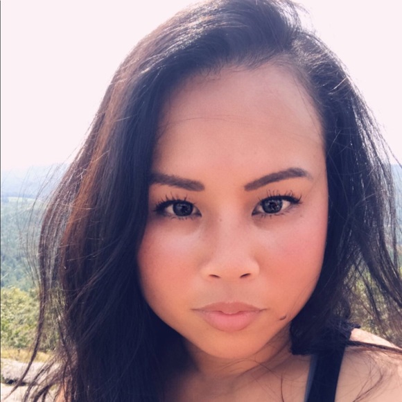 Profile Picture of Samantha Lai (@lai_belle) on Poshmark