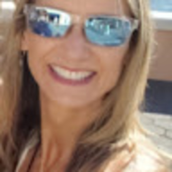 Profile Picture of Eileen Hill (@eeh1007) on Poshmark
