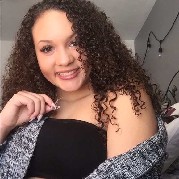 Profile Picture of Devenny Johns (@devennyjohns) on Poshmark