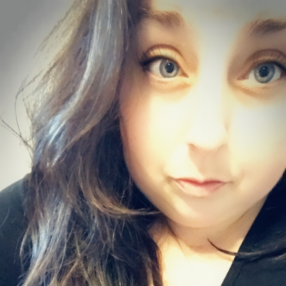 Profile Picture of Nicole Pryda (@nicolepryda) on Poshmark